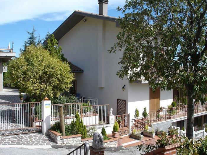 Furnished villa for sale with swimming pool in Guazzano Campli Abruzzo